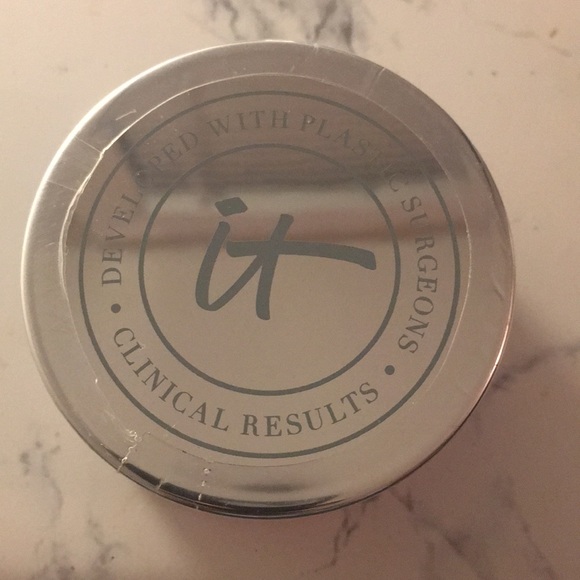 NWT It Cosmetics Bye Bye Breakouts Powder - Picture 2 of 3
